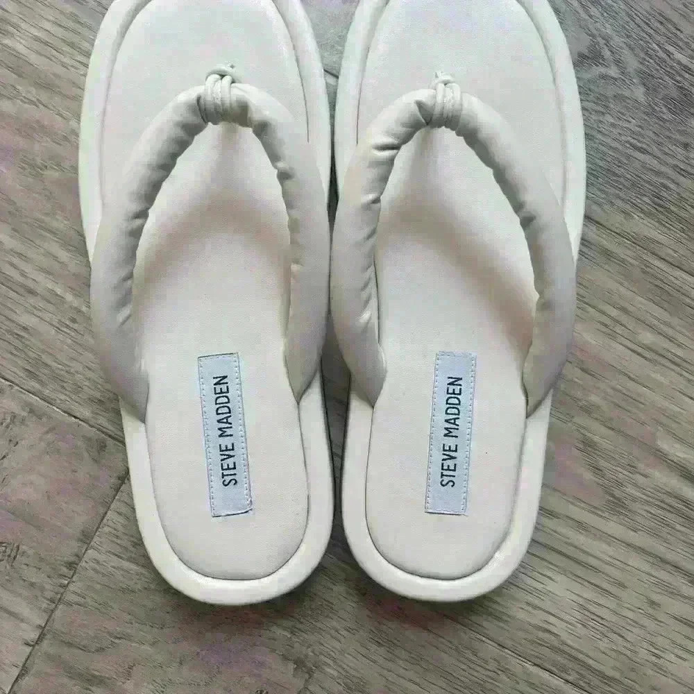 Steve Madden Women’s Janga Flip Flop Sandal Off White NWOT Great for Summer - Picture 2 of 3